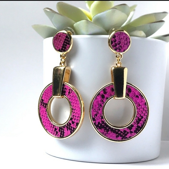 ValMarie Jewelry - (1 LEFT)!!!Beautiful Fushia Snake Print Earrings🎁